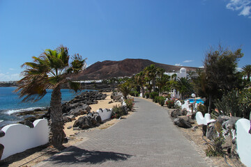 Krajobraz morski, tropikalna piaszczysta plaża, widok na horyzont, wakacje i wypoczynek w słoneczny dzień, linia brzegowa nad oceanem, tapeta, egzotyczne tło, Lanzarote © anettastar