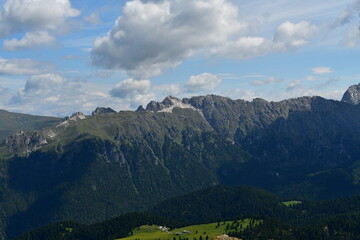 Schöne Landschaft mit Bergen auf Seceda in Südtirol 