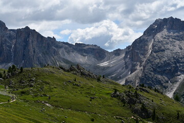 Fototapeta premium Schöne Landschaft mit Felsen auf Seceda in Südtirol 