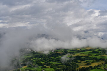 Schöne Landschaft bei Kastelruth mit Wolken 