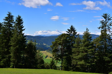 Schöne Landschaft mit Bergen bei Völs am Schlern in Südtirol 