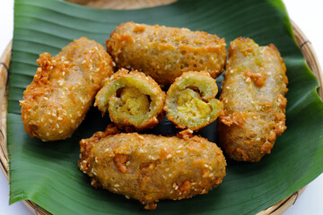 Deep-fried banana rolls with unripe rice grain