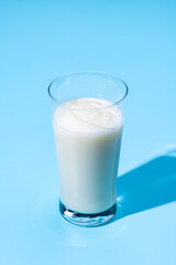水色の背景にバニラシェイク