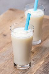 テーブルの上にストローを刺したバニラシェーク