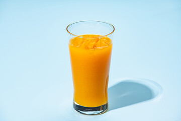 水色の背景にマンゴーフラッペ