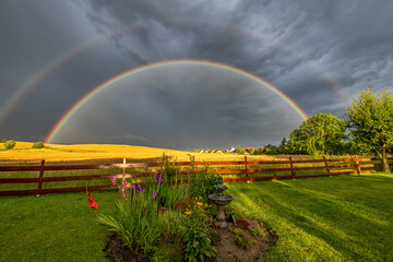 doppelter Regenbogen am Abendhimmel