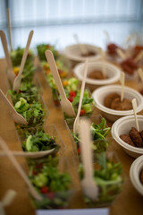 Schön dekorierter Catering-Bankett-Tisch mit verschiedenen Snacks und Vorspeisen auf...