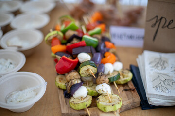 Spieße mit verschiedenen gegrillten Gemüse. Veganes oder vegetarisches Essen.