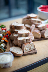 Frisch geschnittenes ​​Brot auf einem Holzbrett