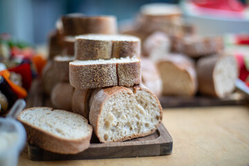 Frisch geschnittenes ​​Brot auf einem Holzbrett