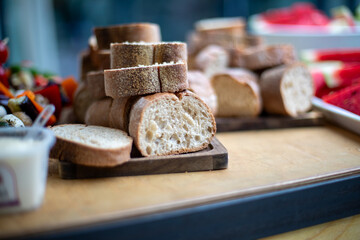 Frisch geschnittenes ​​Brot auf einem Holzbrett