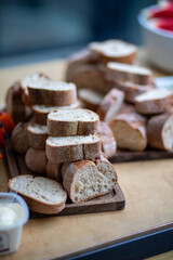 Frisch geschnittenes ​​Brot auf einem Holzbrett