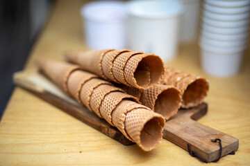 Frisch gebackene, leere Kegel für Eis