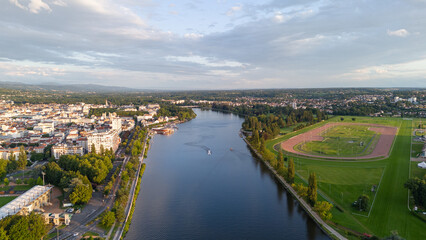La ville de Vichy avec la rivière de l'Allier en Auvergne en France
