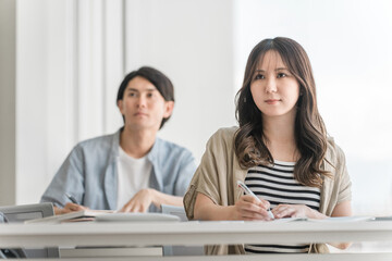 大学・学校で講義・授業・セミナーを受ける男女の大学生・ビジネスマン

