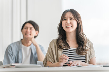 大学・学校で講義・授業・セミナーを受ける男女の大学生・ビジネスマン

