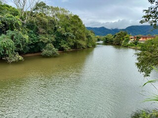 Um rio em voltas com pedras e natureza lindas.