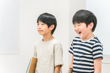 Obraz premium 友達と一緒に勉強する小学生低学年の男の子達 
