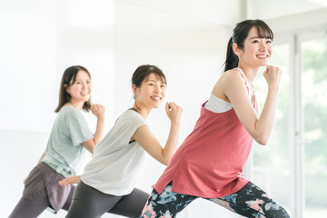 スポーツジムでダンス・エアロビレッスンをする女性達
