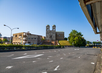 駅前にある凛とした建造物（広角）