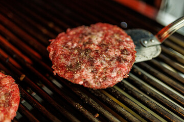 ハンバーガー用のパティを調理