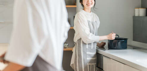 キッチンで料理・家事をする若いアジア人夫婦・カップル（自炊・共働き・朝食・ランチ）  © buritora