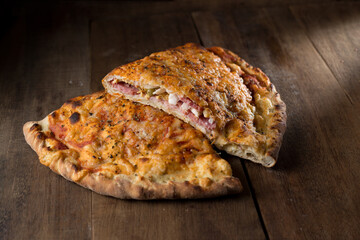 Calzone, pizza.