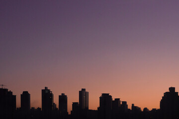 Naklejka premium city skyline at sunset
