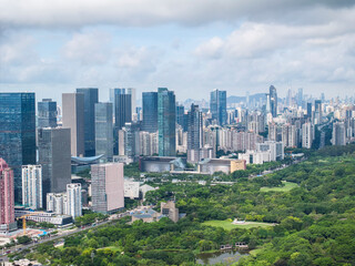 Obraz premium City park under blue sky with Downtown Skyline in the Background