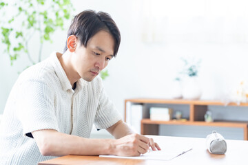 自宅で勉強をする男性
