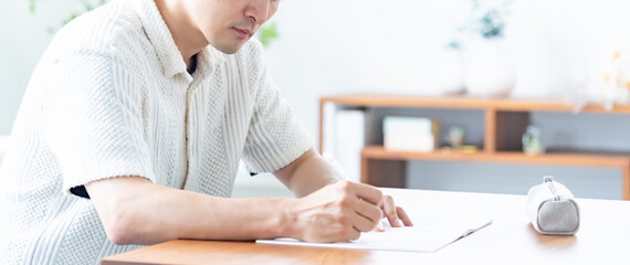 自宅で勉強をする男性