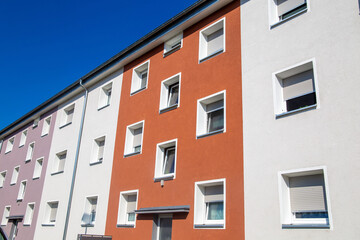 Alter Wohnblock mit neuem Fassadenanstrich