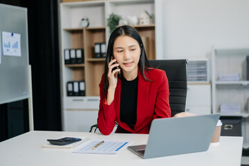 Obraz premium Young attractive Asian female office worker business suits smiling at in office