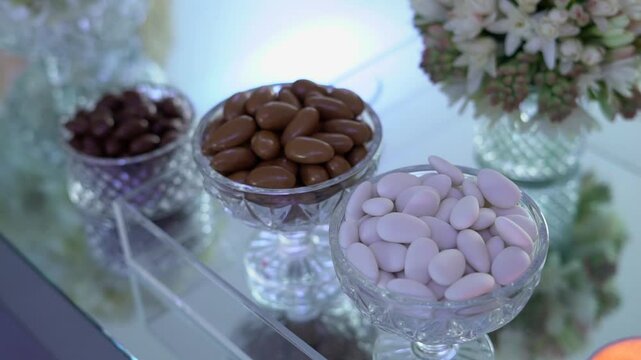 Almendras en una copa de vidrio decorada en una fiesta