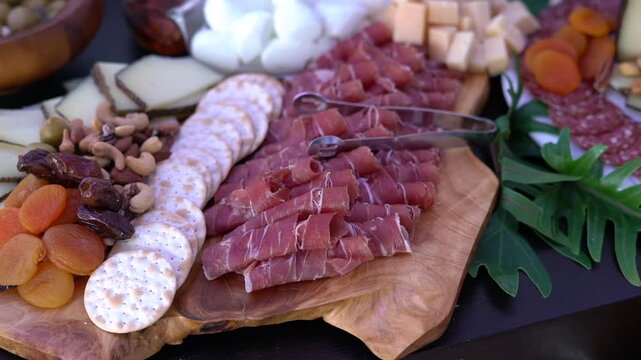 mesa de quesos, fiambres  y frutas en una boda