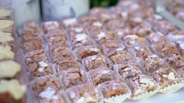 grupo de mini tortas ordenadas en una mesa de postres de una boda
