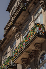 Obraz premium A balcony adorned with flowers on the side of a building