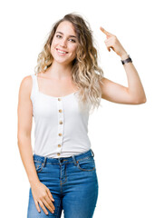 Fototapeta premium Beautiful young blonde woman over isolated background Smiling pointing to head with one finger, great idea or thought, good memory