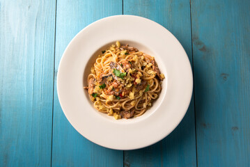 Spaghetti con le sarde, ricetta tipica di pasta italiana, gastronomia mediterranea 