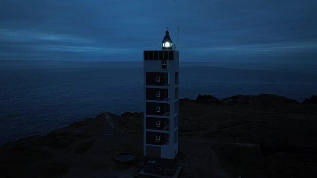 Faro de Punta Frouxeira de noche iluminando el cielo