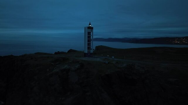 Faro de Punta Frouxeira de noche iluminando el cielo