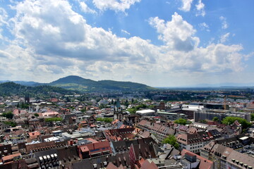 Das Martinstor und der Süden von Freiburg im Frühjahr