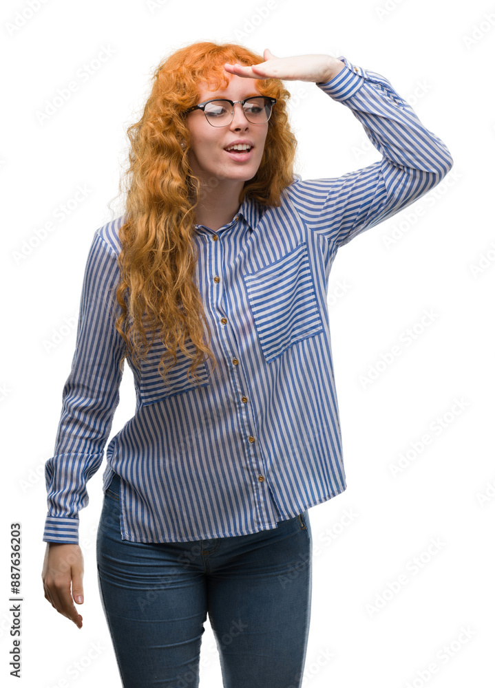 Poster Young redhead bussines woman very happy and smiling looking far away with hand over head. Searching concept.