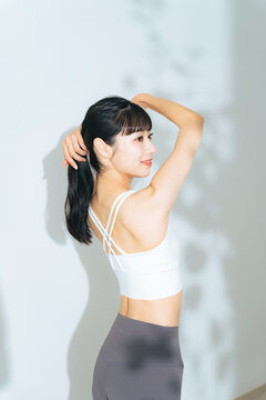 トレーニングでウエストをシェイプアップした女性　ボディケア　ダイエット