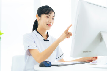 パソコンで作業する医療従事者の女性