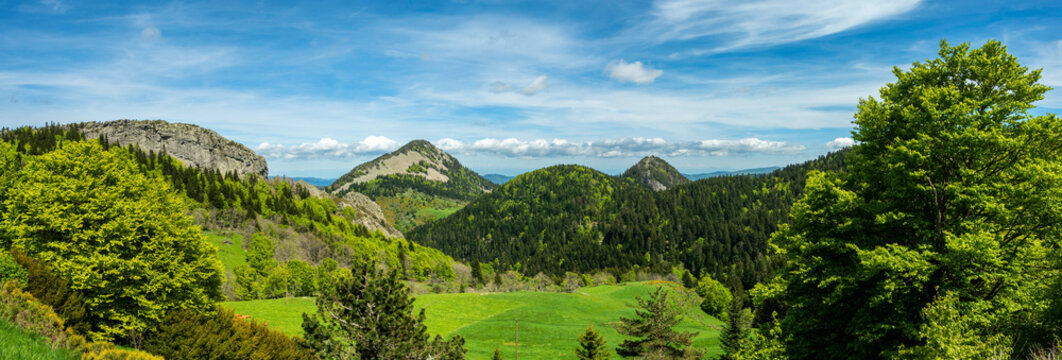  Parc naturel r&eacute;gional des monts d'Ard&egrave;che. Vue sur les sucs volcaniques du Mezenc en forme de D&ocirc;me . Ardeche; Auvergne Rhone Alpes. France