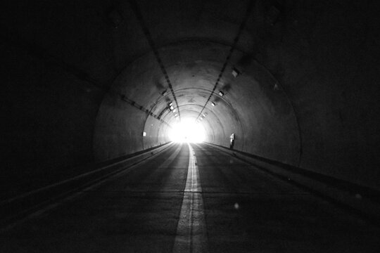 Fototapeta Light at the End of a Dark Tunnel（暗いトンネルの先にある光）