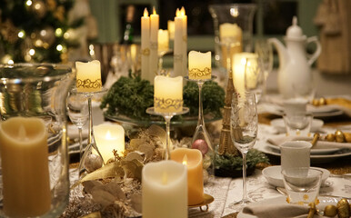 christmas dinner table setting