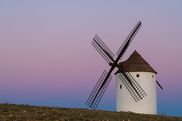 Obraz premium MOLINO DE VIENTO EN MOTA DEL CUERVO. CUENCA. CASTILLA LA MANCHA. ESPAÑA. EUROPA