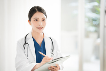 女性医師が診察をしている。